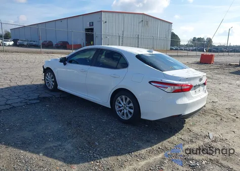2020 Toyota Camry Le z USA, uszkodzony, nr VIN 4T1C11AK6LU361094